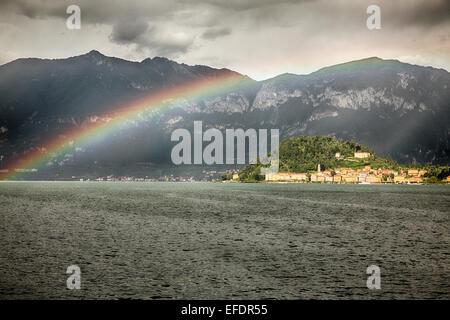 Niedrigen Winkel Blick auf einen See und eine Stadt mit einem Regenbogen, Bellagio, Comer See, Lombardei, Italien. Stockfoto