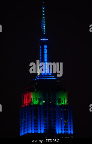 Manhattan, New York, USA. 1. Februar 2015. Das Empire State Building Tower Licht feiern NFL Super Bowl XLIX zwischen den New England Patriots und Seattle Seahawks, Sonntag, 1. Februar 2015. © Bryan Smith/ZUMA Draht/Alamy Live-Nachrichten Stockfoto