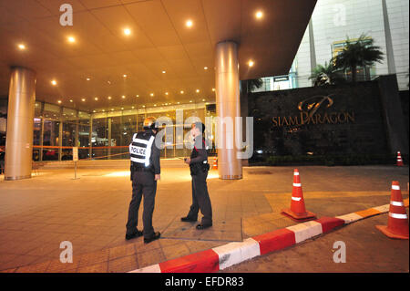 (150202)--BANGKOK, 2. Februar 2015 (Xinhua)--thailändische Polizei Wache stehen vor Siam Paragon Einkaufszentrum in der Nähe des Siam Square Station in Bangkok, Thailand, 1. Februar 2015. Zwei Explosionen erschüttert Siam Paragon Einkaufszentrum in der Nähe der Siam Square Station von der Bangkok Mass übertragen System (BTS), senden Nacht Shopper in Panik laufen und zwingen die BTS, Service am Bahnhof auszusetzen. Zunächst die zwei Explosionen wurden gedacht, um von elektrischen Transformatoren werden, aber nachdem Explosive Ordnance Beseitigung (EOD) Polizei die Szene geprüft, sie fanden explosive Fragmente von selbst gebastelten Bomben und widerlegen Stockfoto