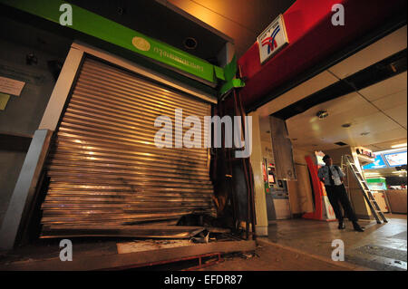 (150202)--BANGKOK, 2. Februar 2015 (Xinhua)--A Wachmann steht Wache vor Siam Paragon Einkaufszentrum in der Nähe des Siam Square Station in Bangkok, Thailand, 1. Februar 2015. Zwei Explosionen erschüttert Siam Paragon Einkaufszentrum in der Nähe der Siam Square Station von der Bangkok Mass übertragen System (BTS), senden Nacht Shopper in Panik laufen und zwingen die BTS, Service am Bahnhof auszusetzen. Zunächst die beiden Explosionen wurden gedacht, um von elektrischen Transformatoren werden, doch nachdem Explosive Ordnance Beseitigung (EOD) Polizei die Szene geprüft, fanden sie explosive Fragmente von selbst gebastelten Bomben und Stockfoto