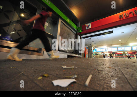 (150202)--BANGKOK, 2. Februar 2015 (Xinhua)--A Reinigungs Personal Spaziergänge vor Siam Paragon Einkaufszentrum in der Nähe des Siam Square Station in Bangkok, Thailand, 1. Februar 2015. Zwei Explosionen erschüttert Siam Paragon Einkaufszentrum in der Nähe der Siam Square Station von der Bangkok Mass übertragen System (BTS), senden Nacht Shopper in Panik laufen und zwingen die BTS, Service am Bahnhof auszusetzen. Zunächst die beiden Explosionen wurden gedacht, um von elektrischen Transformatoren werden, doch nachdem Explosive Ordnance Beseitigung (EOD) Polizei die Szene geprüft, fanden sie explosive Fragmente von selbst gebastelten Bomben und Angel Stockfoto