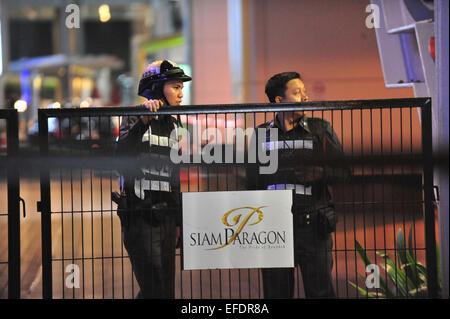 (150202)--BANGKOK, 2. Februar 2015 (Xinhua)--thailändische Polizei Wache stehen vor Siam Paragon Einkaufszentrum in der Nähe des Siam Square Station in Bangkok, Thailand, 1. Februar 2015. Zwei Explosionen erschüttert Siam Paragon Einkaufszentrum in der Nähe der Siam Square Station von der Bangkok Mass übertragen System (BTS), senden Nacht Shopper in Panik laufen und zwingen die BTS, Service am Bahnhof auszusetzen. Zunächst die zwei Explosionen wurden gedacht, um von elektrischen Transformatoren werden, aber nachdem Explosive Ordnance Beseitigung (EOD) Polizei die Szene geprüft, sie fanden explosive Fragmente von selbst gebastelten Bomben und widerlegen Stockfoto