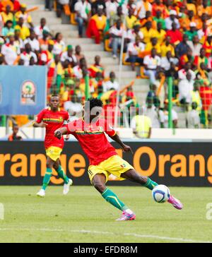 Malabo, Äquatoriale Guine. 1. Februar 2015. Idrissa Sylla von Guinea schießt während ein Viertelfinalspiel der Africa Cup of Nations zwischen Ghana und Guinea in Malabo, Äquatoriale Guine, 1. Februar 2015. Ghana gewann 3: 0. Bildnachweis: Li Jing/Xinhua/Alamy Live-Nachrichten Stockfoto