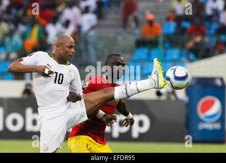 Malabo, Äquatoriale Guine. 1. Februar 2015. Andre Ayew (L) von Ghana konkurriert während das Viertelfinalspiel der Africa Cup of Nations zwischen Ghana und Guinea auf dem Stadium von Malabo, Äquatoriale Guine, 1. Februar 2015. Ghana gewann 3: 0. Bildnachweis: Li Jing/Xinhua/Alamy Live-Nachrichten Stockfoto