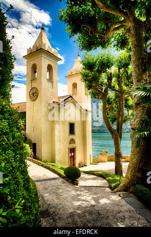 Niedrigen Winkel Blick auf eine kleine Kapelle im Garten, Villa Balbianello, Lenno, Comer See, Lombardei, Italien Stockfoto