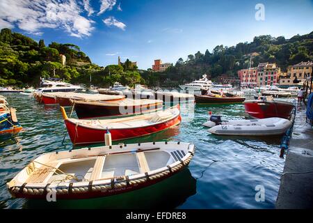 Kleine Boote verankert im Hafen von Portofino, Ligurria, Italien Stockfoto