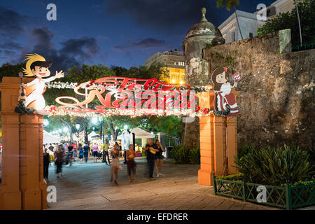 Paseo De La Princesa in Old San Juan in der Nacht während der Weihnachtsferien, Puerto Rico Stockfoto