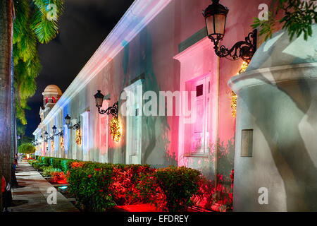 Blick auf das La Princesa Gebäude in der Nacht während der Holiday Season, Old San Juan, Puerto Rico Stockfoto