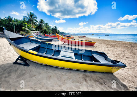 Niedrigen Winkel Blick auf bunte, kleine hölzerne, Angelboote/Fischerboote auf eine Caribbean Beach, Crashboat Beach, Aguadilla, Puerto Rico Stockfoto