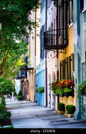 Ansicht der bunten historischen Häusern, Rainbow Row, East Bay Street, Charleston, South Carolina Stockfoto