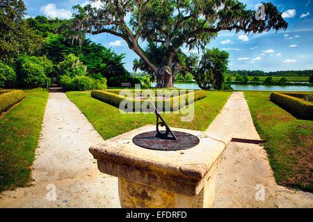 Englischen Garten Pfad mit einer Sonnenuhr, Middleton Place Plantation, Charleston, South Carolina Stockfoto