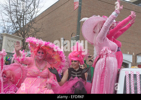 Rüschen kostümierten Southern Belle alles in Rosa mit rosa Haut Fahrt und winken Zuschauern während der Asheville, NC-Karneval parade Stockfoto