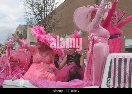 Rüschen kostümierte Damen alles in Rosa mit rosa Haut fahren und winken den Zuschauern während der Asheville, NC-Karneval parade Stockfoto