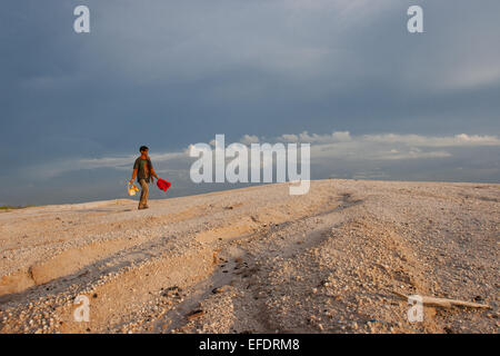 Kleine gold Miner mondähnliche Dünen in Borneo auf der Durchreise. Stockfoto