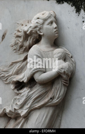 Skulptur einer Frauenfigur mit einem Baby im Taman Prasati Museum (Museum des Gedenksteinparks) in Jakarta, Indonesien. Stockfoto