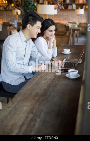 Junger Mann und Frau mit Laptop im café Stockfoto