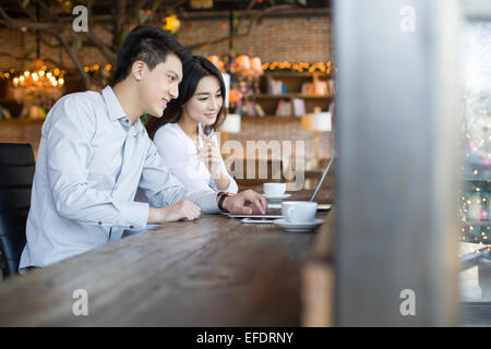 Junger Mann und Frau mit Laptop im café Stockfoto