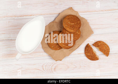 Milch Krug und Lebkuchen Cookies auf weißer Holztisch Stockfoto