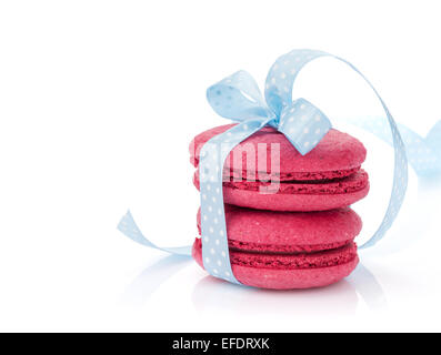 Roten Macarons mit blauem Band. Isoliert auf weißem Hintergrund Stockfoto