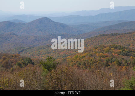 Malerische Aussicht mit Blick auf den malerischen Appalachen gekleidet in herbstlichen Farben, Max Patch, North Carolina Stockfoto