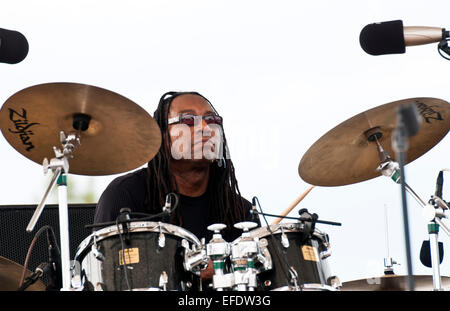Schwarz / afroamerikanische Drummer hinter Trommel eingestellt auf weißem Hintergrund Stockfoto