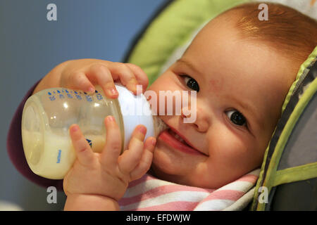 Ein neun Monate altes Baby Mädchen essen zu den Mahlzeiten. Stockfoto