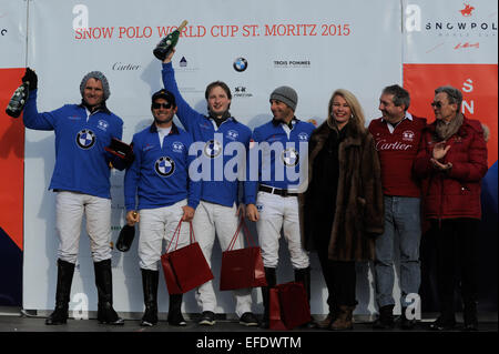 St. 1. Februar 2015. Moritz, Schweiz. Team BMW feiert den zweiten Platz in der Cartier Trophy beim Snow Polo World Cup in St. Moritz © Action Plus Sport/Alamy Live News Stockfoto