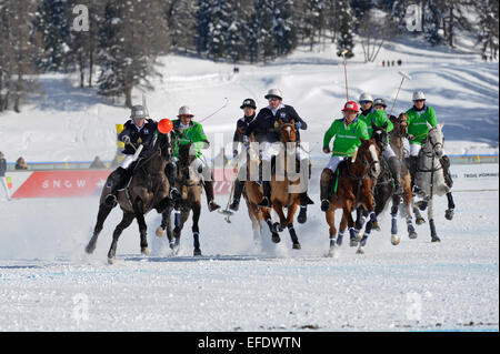 St. 1. Februar 2015. Moritz, Schweiz. Aktion zwischen Team Trois Pommes und Team Badrutt es Palasthotels beim Snow Polo World Cup in St. Moritz © Action Plus Sport/Alamy Live News Stockfoto