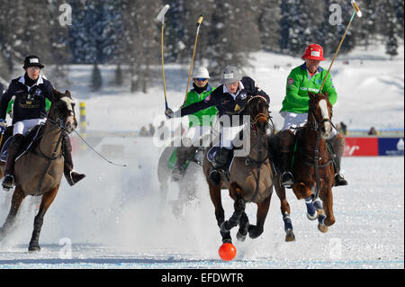 St. 1. Februar 2015. Moritz, Schweiz. Aktion zwischen Team Trois Pommes und Team Badrutt es Palasthotels beim Snow Polo World Cup in St. Moritz © Action Plus Sport/Alamy Live News Stockfoto