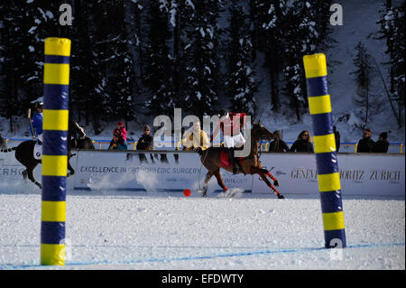 St. 1. Februar 2015. Moritz, Schweiz. Aktion zwischen Team Cartier und Team BMW beim Snow Polo World Cup in St. Moritz © Action Plus Sport/Alamy Live News Stockfoto