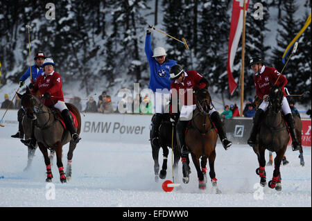 St. 1. Februar 2015. Moritz, Schweiz. Aktion zwischen Team Cartier und Team BMW beim Snow Polo World Cup in St. Moritz © Action Plus Sport/Alamy Live News Stockfoto