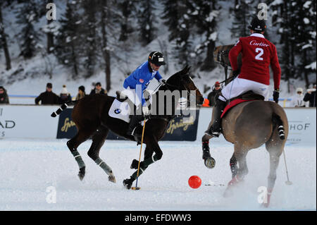 St. 1. Februar 2015. Moritz, Schweiz. Aktion zwischen Team Cartier und Team BMW beim Snow Polo World Cup in St. Moritz © Action Plus Sport/Alamy Live News Stockfoto