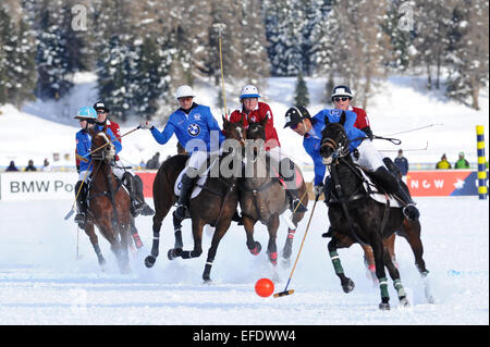 St. 1. Februar 2015. Moritz, Schweiz. Aktion zwischen Team Cartier und Team BMW beim Snow Polo World Cup in St. Moritz © Action Plus Sport/Alamy Live News Stockfoto