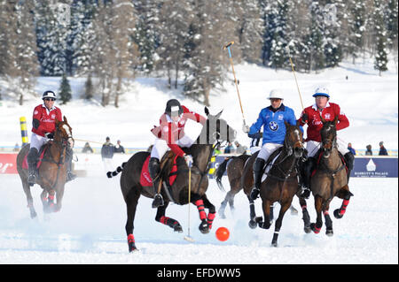 St. 1. Februar 2015. Moritz, Schweiz. Aktion zwischen Team Cartier und Team BMW beim Snow Polo World Cup in St. Moritz © Action Plus Sport/Alamy Live News Stockfoto