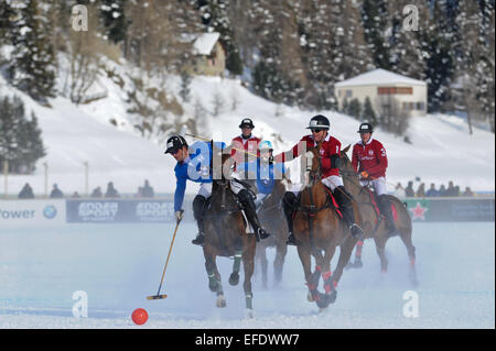 St. 1. Februar 2015. Moritz, Schweiz. Aktion zwischen Team Cartier und Team BMW beim Snow Polo World Cup in St. Moritz © Action Plus Sport/Alamy Live News Stockfoto