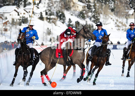 St. 1. Februar 2015. Moritz, Schweiz. Aktion zwischen Team Cartier und Team BMW beim Snow Polo World Cup in St. Moritz © Action Plus Sport/Alamy Live News Stockfoto