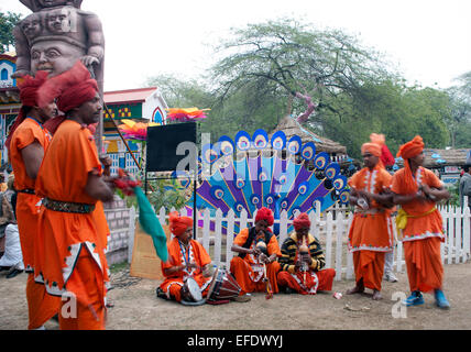 Haryana, Indien. 1. Februar 2015. Surajkund Handwerk Mela ist eine Annualfair in Haryana gefeiert. Es gibt 400 Stände an dieser Messe. Es gibt lustige Fahrten, Unterhaltungs-Shows. Dieses Jahr sind 18 Ländern nehmen Teil, darunter Armenien, Aserbaidschan, Usbekistan, Kuwait, Libanon, etc.. Bildnachweis: PREM KAPOOR/Alamy Live-Nachrichten Stockfoto