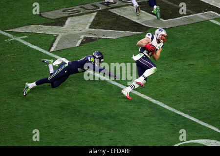 Glendale, Arizona, USA. 1. Februar 2015. New England Patriots Wide Receiver Julian Edelman #11 Rennen vorbei Seattle Seahawks Cornerback Tharold Simon #27 in der ersten Hälfte des Super Bowl XLIX zwischen den Seattle Seahawks und die New England Patriots im University of Phoenix Stadium in Glendale, AZ © Action Plus Sport/Alamy Live News Stockfoto