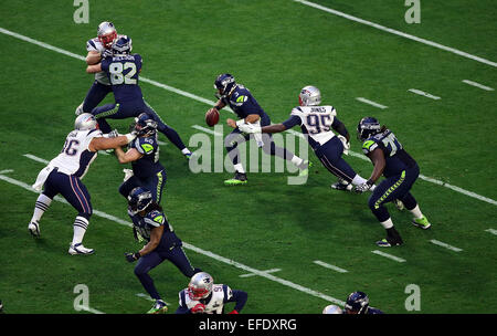 Glendale, Arizona, USA. 1. Februar 2015. Seattle Seahawks quarterback Russell Wilson #3 Läufe über New England Patriots defensive Ende Chandler Jones #95 während der ersten Hälfte des Super Bowl XLIX zwischen den Seattle Seahawks und die New England Patriots im University of Phoenix Stadium in Glendale, AZ © Action Plus Sport/Alamy Live News Stockfoto