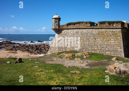 Queijo Burg (Forte de São Francisco Xavier) vom Atlantischen Ozean in Porto, Portugal. Stockfoto