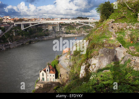 Infante D. Henrique Brücke in Porto, Portugal. Steilen Ufer des Douro Flusses mit kleinen Kirche an der Unterseite in Vila Nova De Gaia. Stockfoto