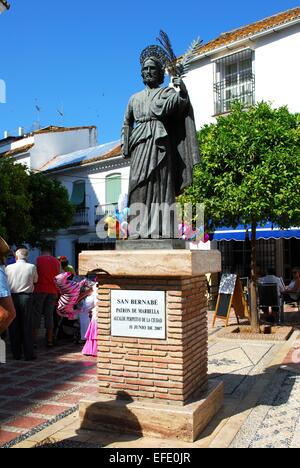 Statue des Heiligen Bernhard in der Plaza De La Iglesia, Marbella, Costa del Sol, Provinz Malaga, Andalusien, Spanien, Westeuropa. Stockfoto