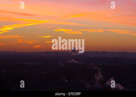 Wimbledon, London, UK. 2. Februar 2015. UK-Wetter: Dramatische Firesky bei Sonnenaufgang an einem kalten Morgen im Südwesten von London. Bildnachweis: Amer Ghazzal/Alamy Live-Nachrichten Stockfoto