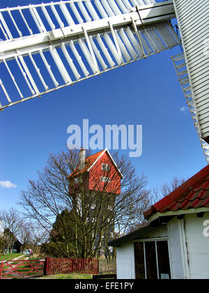 Windmühle Segel und Haus in den Wolken bei Thorpeness, Suffolk Stockfoto