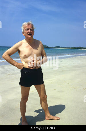 (Datei) - ein Archiv, datiert 10. Februar 1986, Abbildung der verstorbenen ehemaligen Bundespräsidenten Richard von Weizsaecker in seine Badehose am Strand von Sandoway, Myanmar. von Weizsäcker starb am 30. Januar 2015 Alter von 94 Jahren. Foto: Martin Athenstaedt/dpa Stockfoto