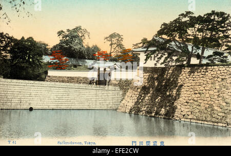 Japan, Tokio. Ca. 1890-1910 handkolorierte Postkarte. Der Graben und der Sakuradamon, Tor, tleading o den östlichen Garten des Kaiserpalastes. Stockfoto