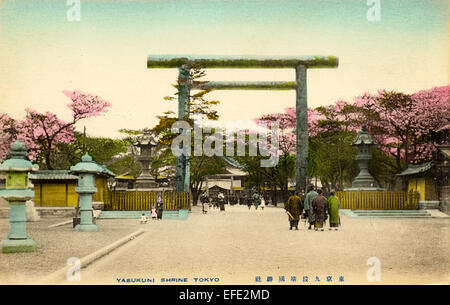 Japan, Tokio. Ca. 1890-1910 handkolorierte Postkarte. Torii-Tor Eingang am Yasukuni-Schrein im Frühling mit Kirschblüten. Stockfoto