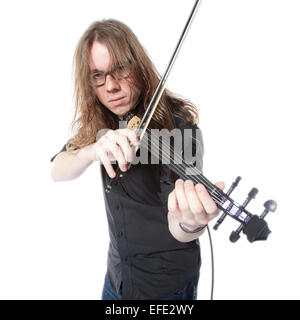 junger Mann mit Brille spielt e-Geige im Studio vor weißem Hintergrund Stockfoto