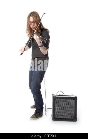 junger Mann mit Brille spielt e-Geige stehend im Studio vor weißem Hintergrund Stockfoto