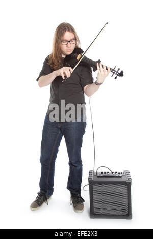 junger Mann mit Brille spielt e-Geige stehend im Studio vor weißem Hintergrund Stockfoto